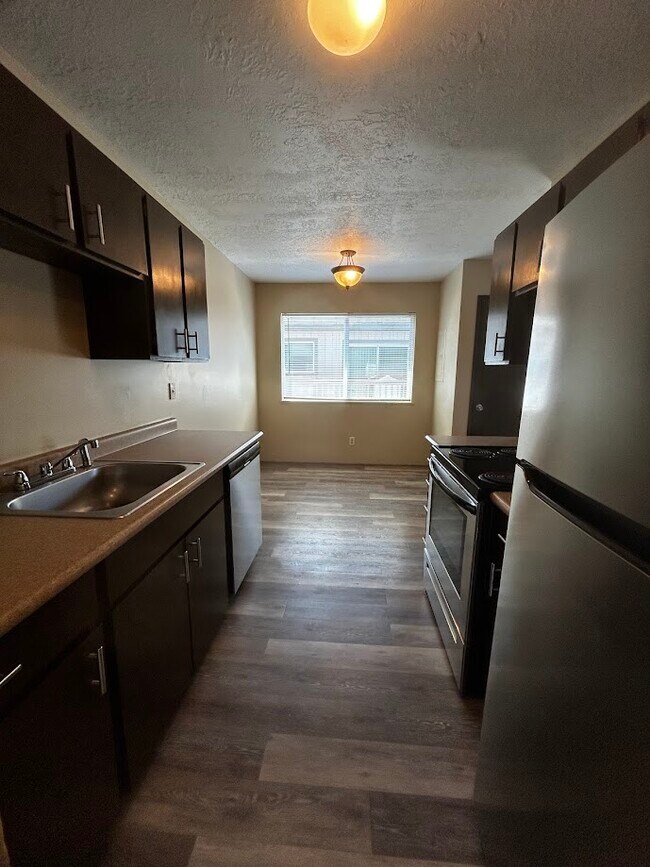 Dining room area off kitchen - 3808 SE Cesar Estrada Chavez Blvd Unit 8