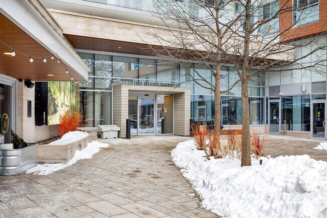 Photo - 1830 Bloor St W