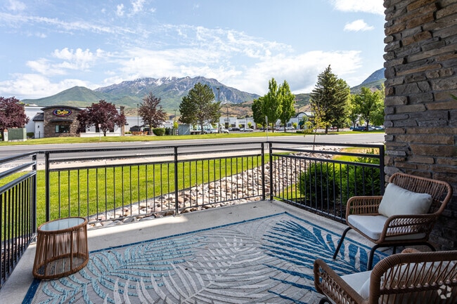 2BR, 2BA - 1,026SF - Deck