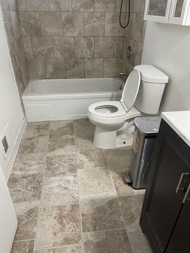 Photo - 4839 Glenis St