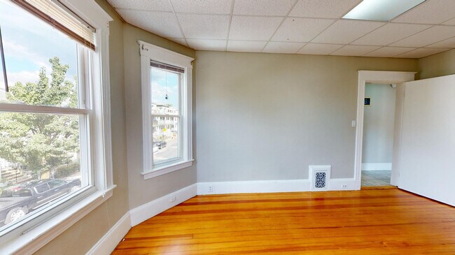 Building Photo - 3 Sudan St Unit uni2 3-bed 1-bath Rental