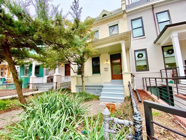 Building Photo - Renovated 3 Level TH - Ready to Rent