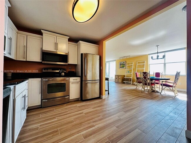 Building Photo - 1401 S Ocean Dr Unit 803