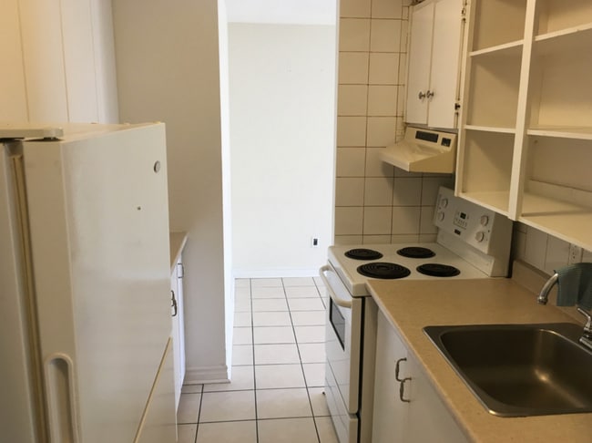 Building Photo - 84 King Edward Ave Unit 206