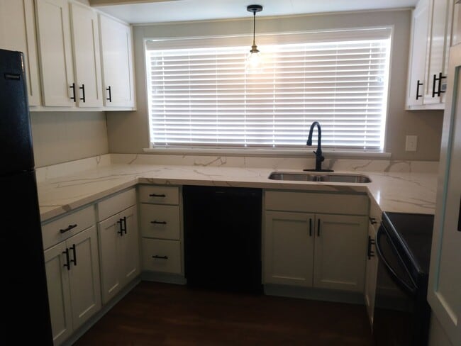 Photo - 2002 Glenhaven St