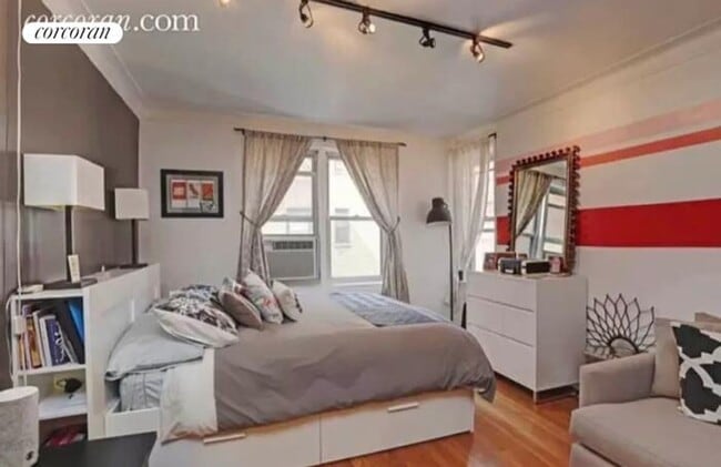 Photo - 305 W 52nd St