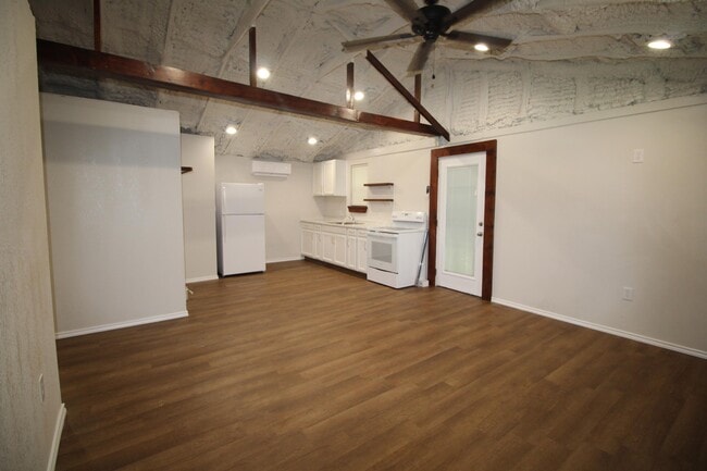 Photo - 213 N Waldrip St