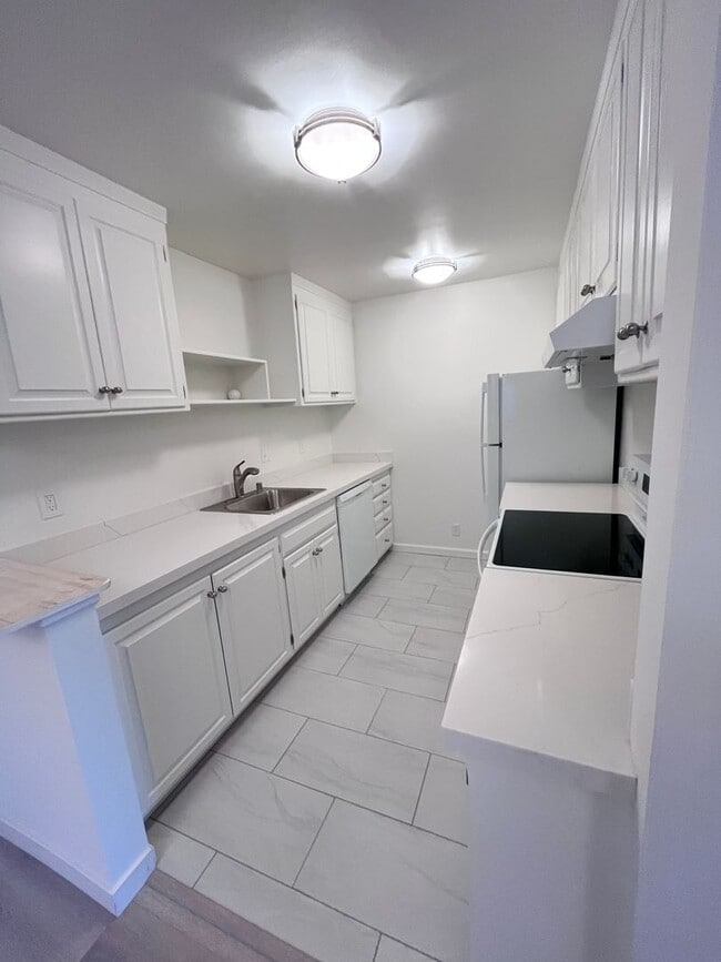 Building Photo - Bright, Cheery and Newly Renovated 2x1 behind Bon Air!