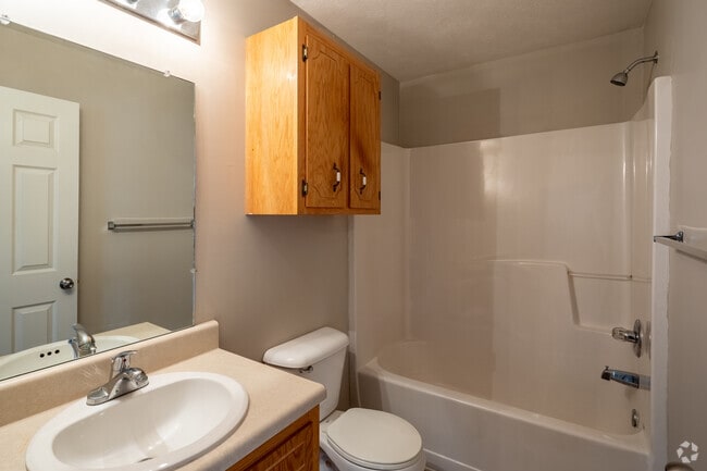 2BR, 2BA - 899SF