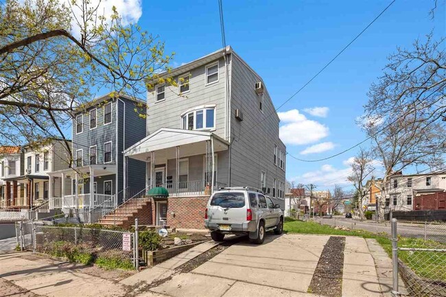 Building Photo - 56 Waverly St Unit 2-2 Rental