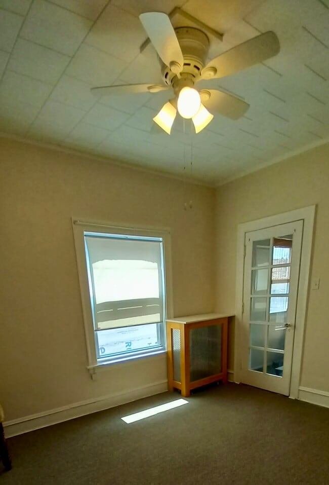 Front bedroom (leads to enclosed porch) - 6734 N Oxford Ave Unit Oxford 2