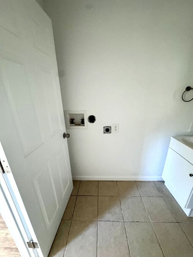 Photo - 3934 Hill Rd