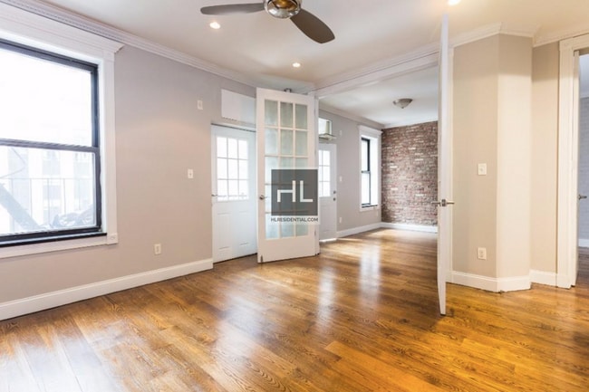 Photo - E 18TH ST. Unidad 3D