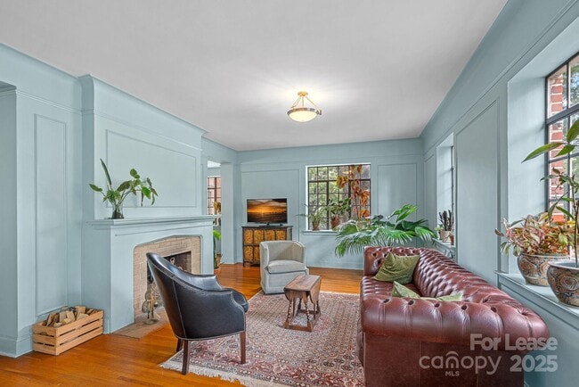 Building Photo - 301 W 10th St Unit 201 Rental