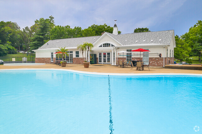 Large Pool - Covington Place Apartments