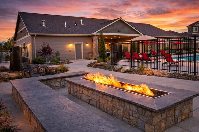 Building Photo - Legacy Villas