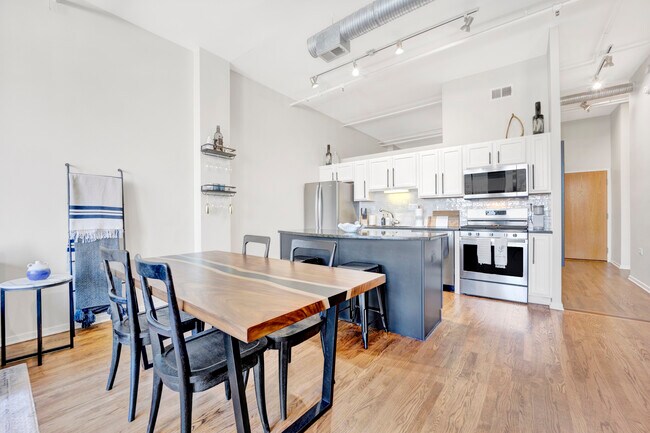 Photo - 360 W Illinois St Unidad 7E