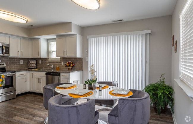 2BR, 1BA - 940 SF