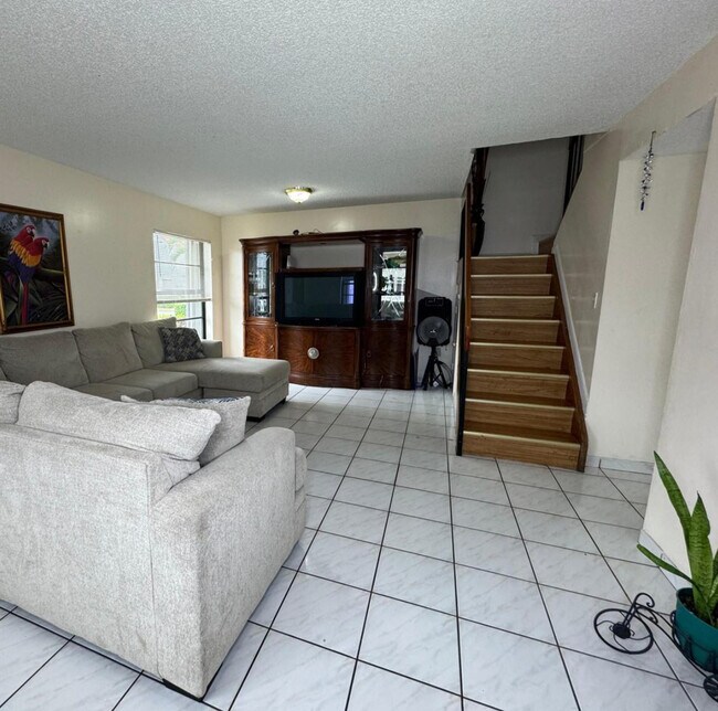 5240 W 24th Ct