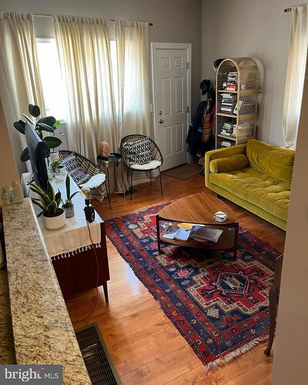 Building Photo - 2001 Tulip St