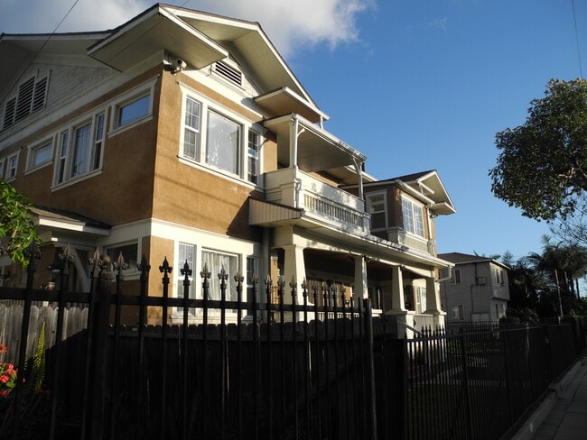 Building Photo - 1932 Henderson Ave Unit 1932