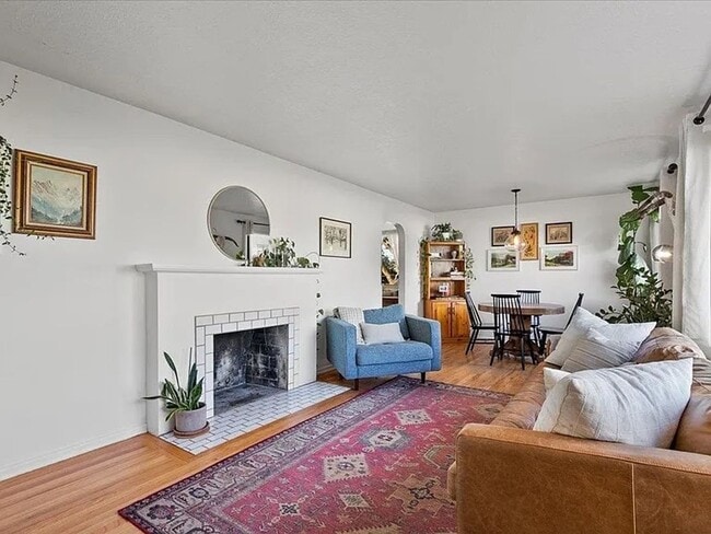 Photo - SPACIOUS 3BD/1BA SOUTH HILL HOME | ATTACHED GARAGE | FENCED YARD | W/D HOOKUPS | AVAIL JULY 1
