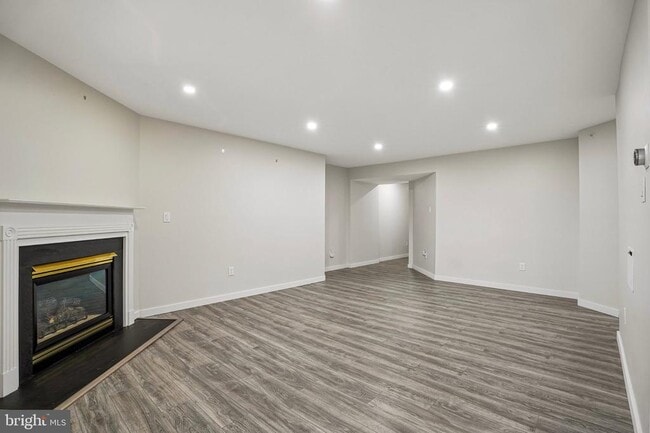 Photo - 706 Julian Dr W