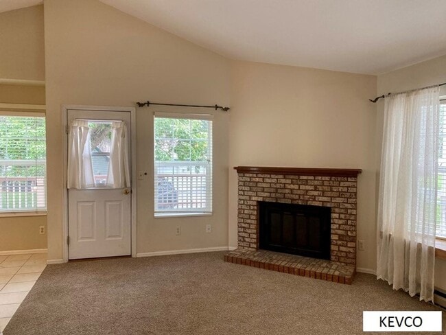 Photo - Light & Bright End Unit Townhouse!