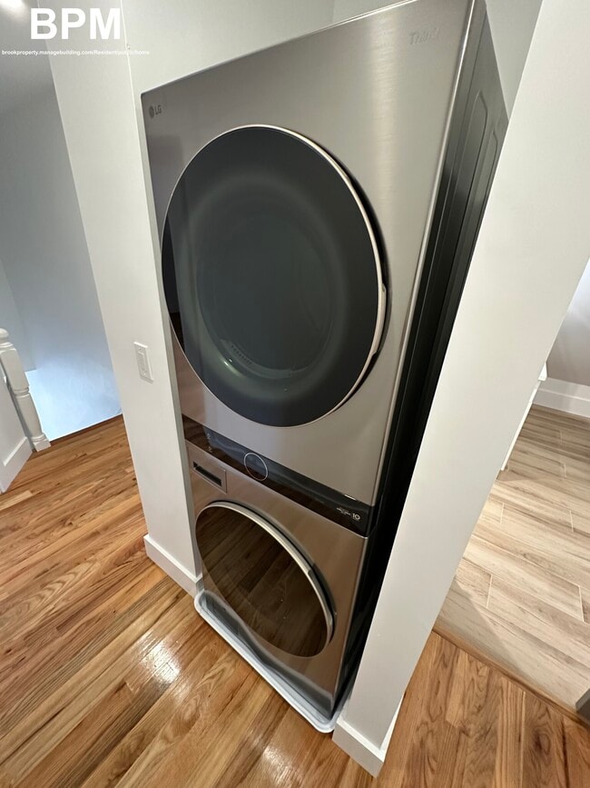 Building Photo - 452 Centre St Unit 2