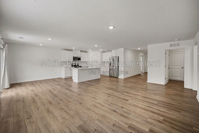 Photo - 319 W 18th St