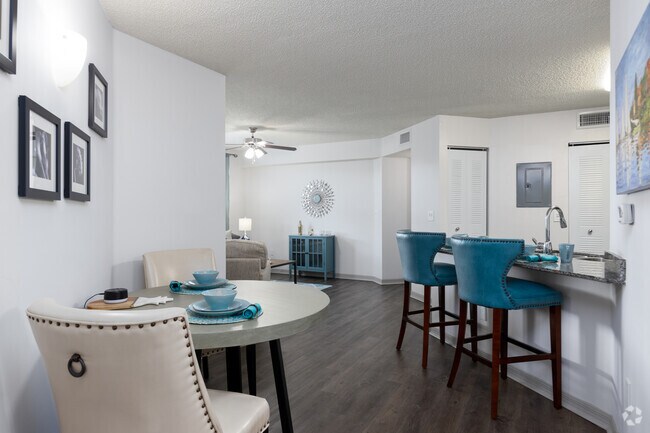 2BR, 2BA - 935SF