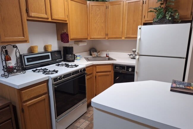 Building Photo - Pinnacle Apartments