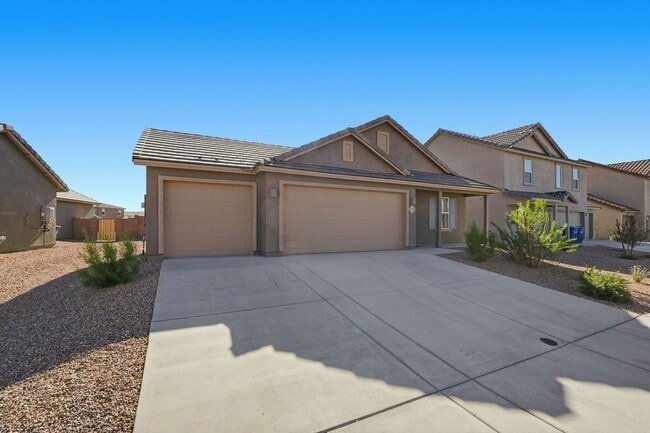 Photo - Modern Comfort Meets Desert Serenity – 4 Bed Rocking K Rental Home Available Now!