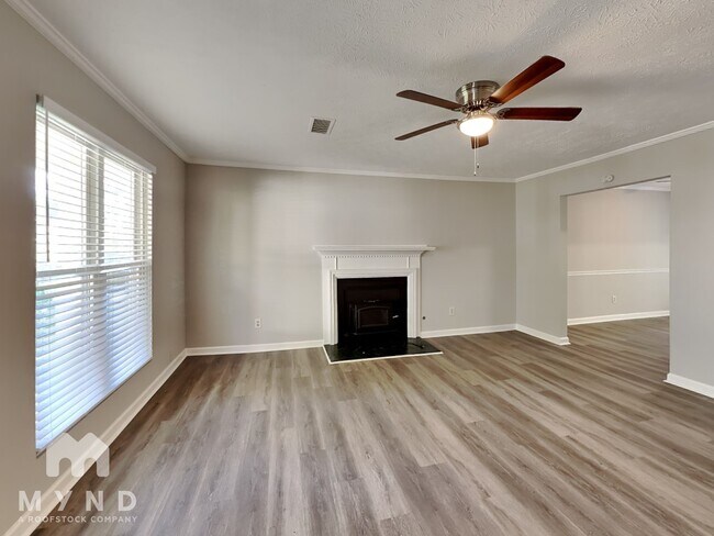 Photo - 2139 Victoria Pl