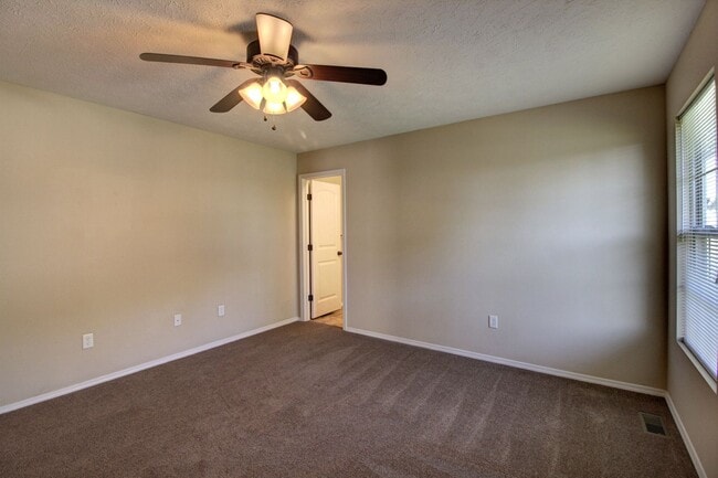 Building Photo - 3 Bedroom in Ozark! Rental