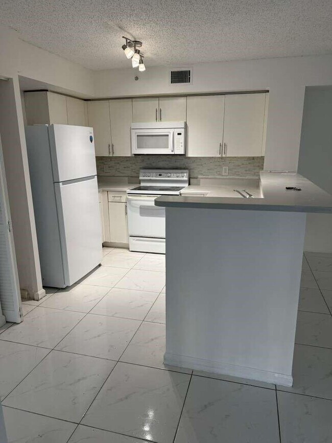 Photo - 4856 N State Rd 7 Unidad 103