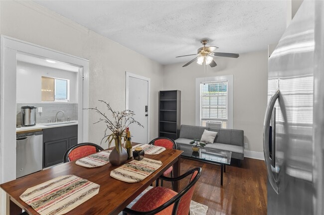 Building Photo - 2509 Whitney St Unit B