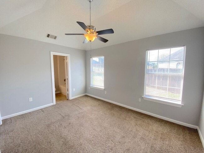 Photo - 2794 Laura Cir E