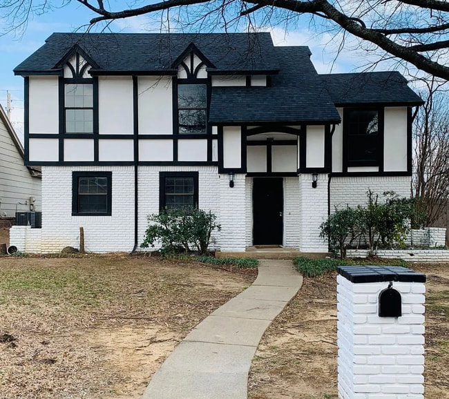 Building Photo - Large 3 Bedroom 2 Bathroom Home