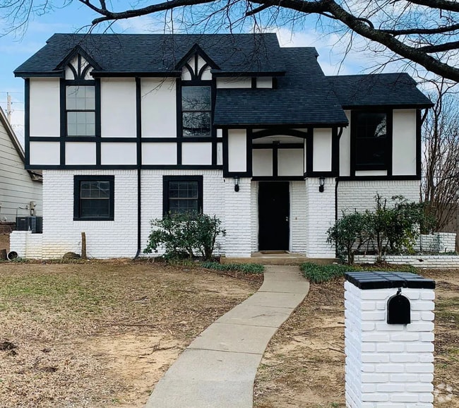 Building Photo - Large 3 Bedroom 2 Bathroom Home