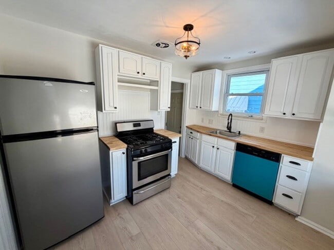 Photo - Three Bedroom Ranch home with a 1 and a half car garage. Very nice area. Call 313-429-3244 KPM De...