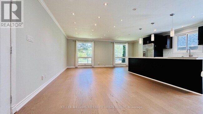 Photo - 2255 Urwin Crescent