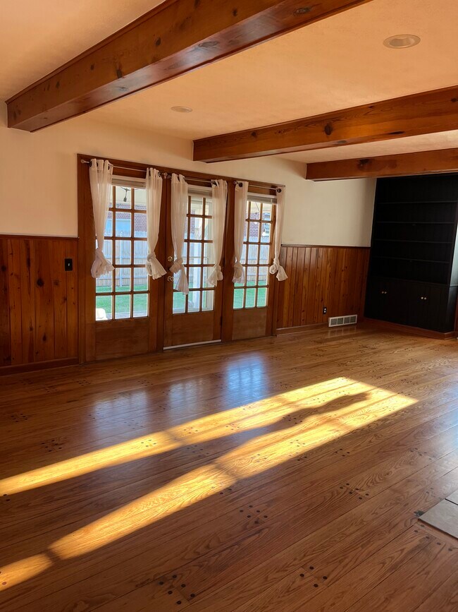 Photo - 510 Maple Dr