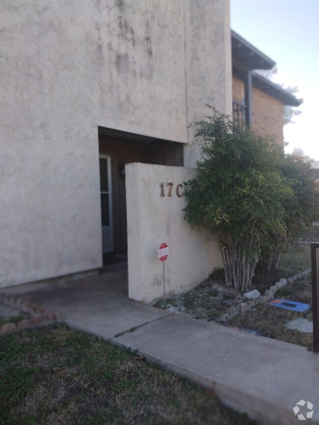 Building Photo - 100 Royal Way Dr Rental