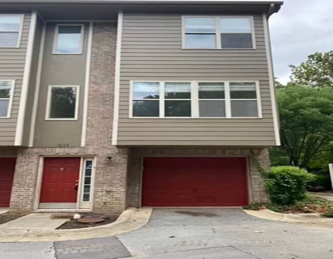 Building Photo - 3BD / 2.5BA Completely Remodeled Townhome W/ Garage, Minutes From UofA Campus