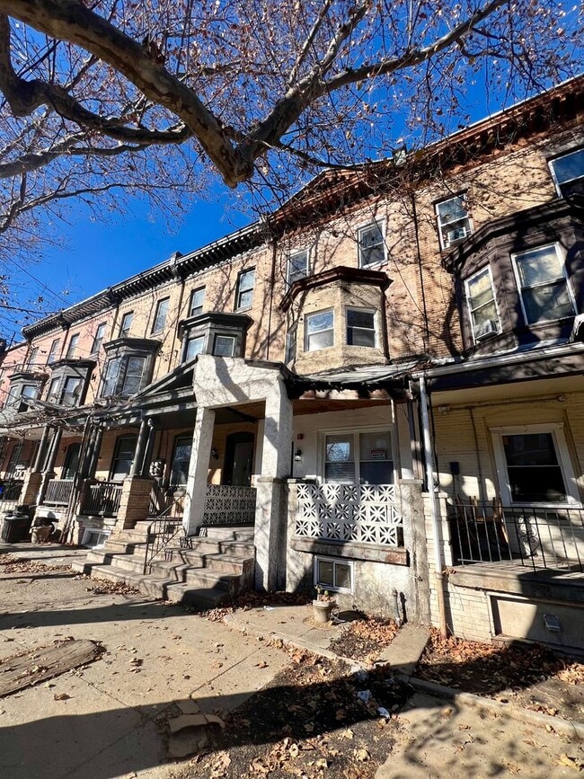 Building Photo - Newly Renovated 2-Bedroom Apartment in East Parkside! Available mid-July! Unit 2