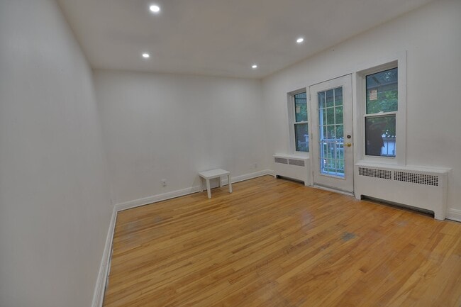 Building Photo - 973 Rue Tait Unit 4