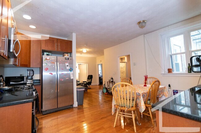 9/1 Renovated, spacious 4BR/BA near T, BU - 9/1 Renovated, spacious 4BR/BA near T, BU Condo