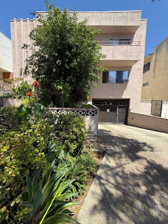 Building Photo - 1030 N Edinburgh Ave