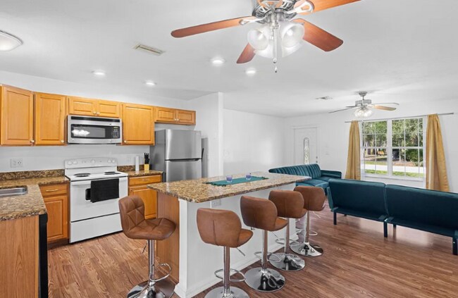 Photo - 733 SE Academy Ln